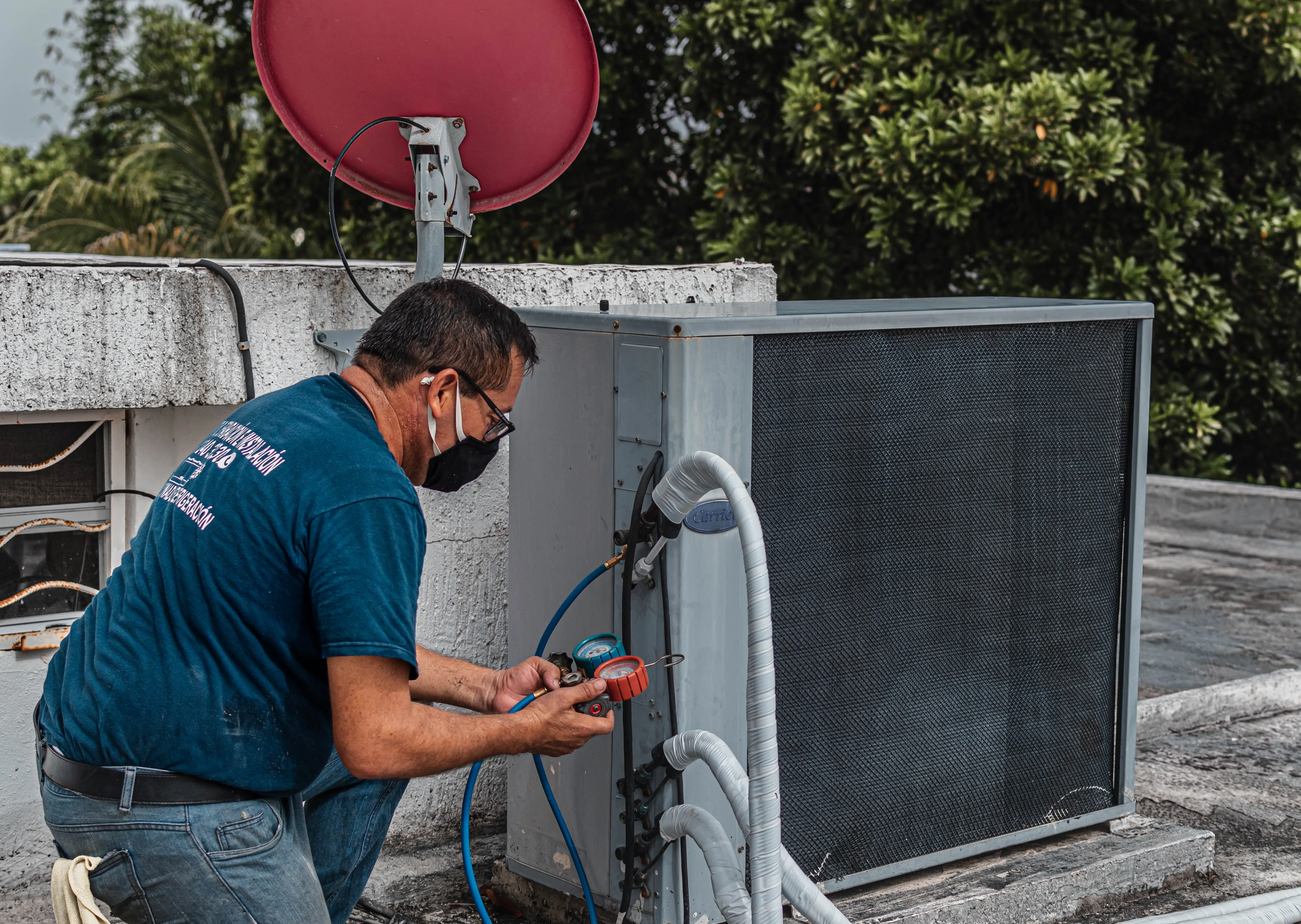 SRRE technician working on AC and providing
AMC service